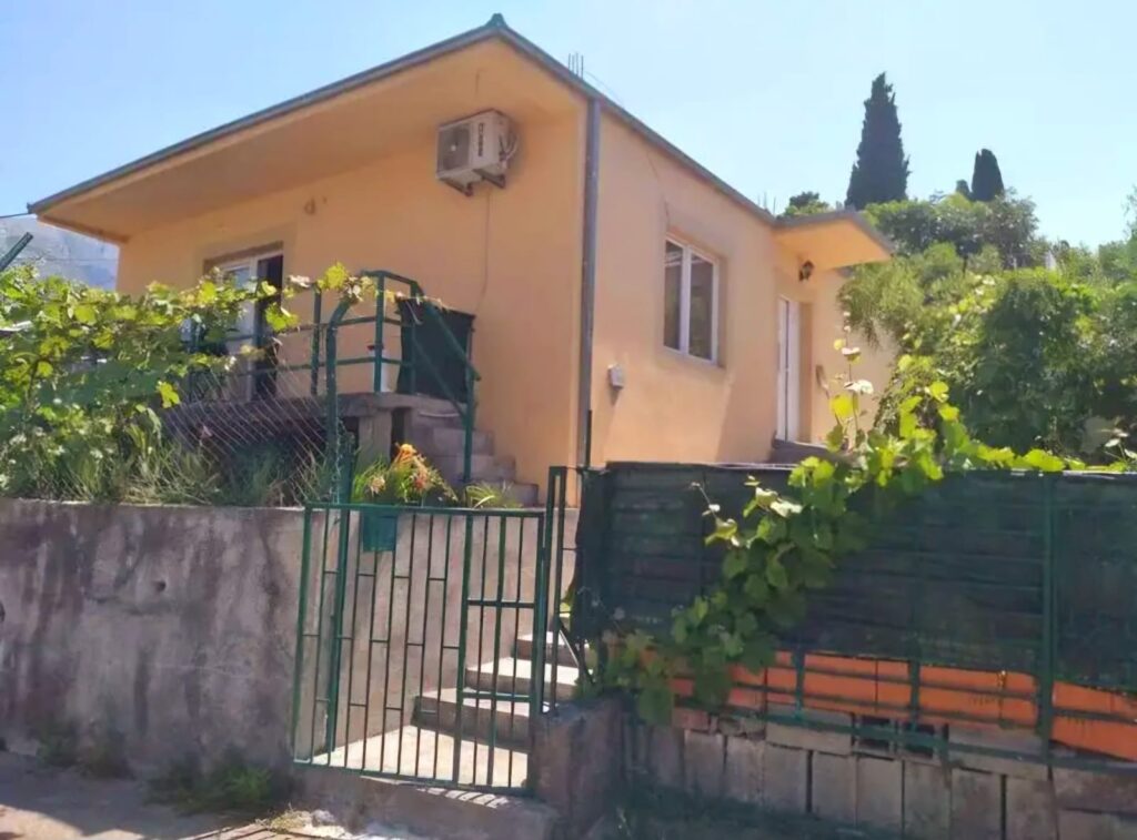 92 House in Celuga Montenegro for sale. loe-group