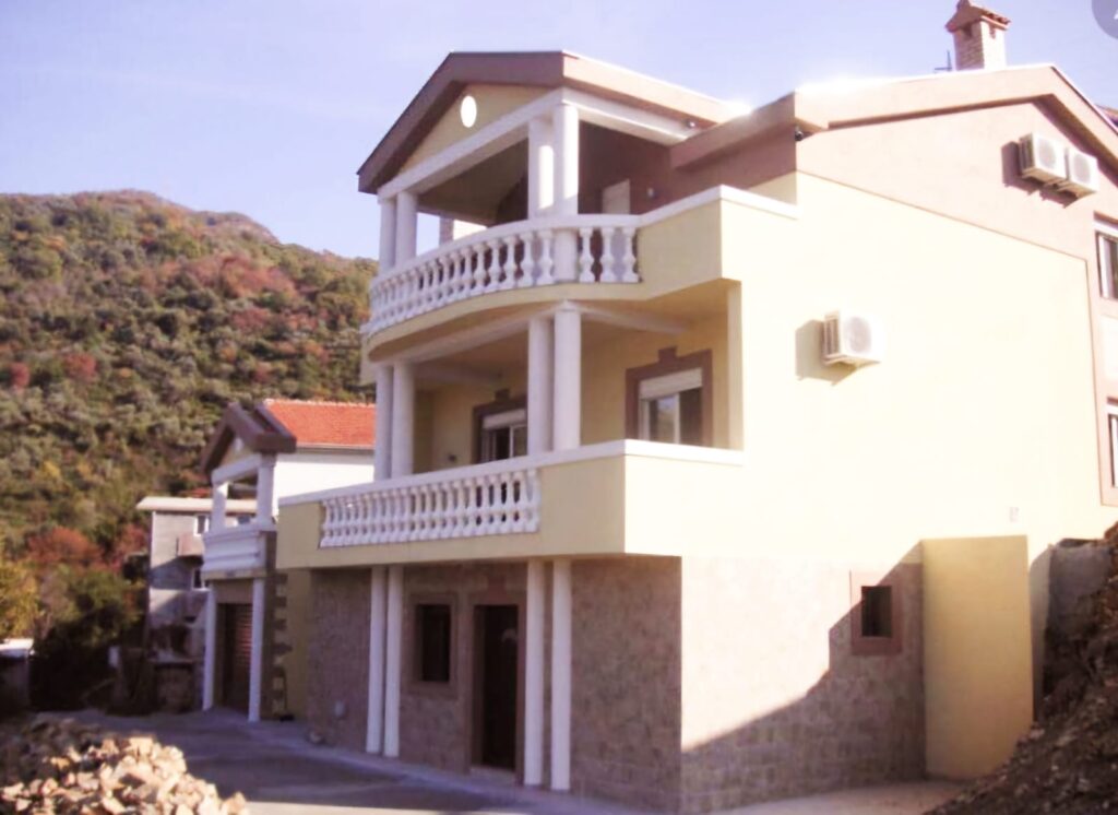 65 House in Opatovo Montenegro for sale. loe-groupcs